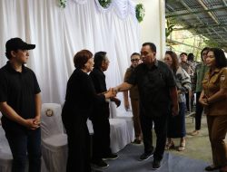 Bupati Minahasa Melayat dan Beribadah Bersama di Rumah Duka Hukum Tua Desa Kombi