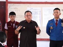 Bupati Minahasa Robby Dondokambey, S.Si, MAP, melakukan pemantauan langsung terhadap proses pembelajaran siswa, kompetensi guru, serta sarana dan prasarana di SMP Negeri 4 Tondano, Kamis (10/4).