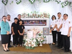 Bupati RD dan ketua TP- PKK serta Jajaran Pemkab Minahasa Hadiri Ibadah Penghiburan Almarhumah Ibu Regina Sumarauw