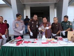 Disaksikan Bupati Robby Dondokambey, Kejari Minahasa Musnahkan Barang Bukti Tipidum