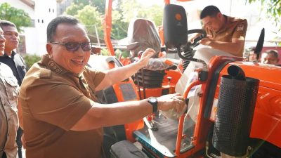 Bupati Robby Dondokambey Serahkan Traktor Pertanian ke Desa Poopoh, Dorong Produktivitas Lahan dan Ketahanan Pangan