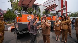 Robby-Vanda Serahkan Traktor Crawler Bantuan Kementan untuk Kelompok Tani Minahasa
