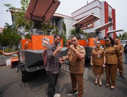 Robby-Vanda Serahkan Traktor Crawler Bantuan Kementan untuk Kelompok Tani Minahasa